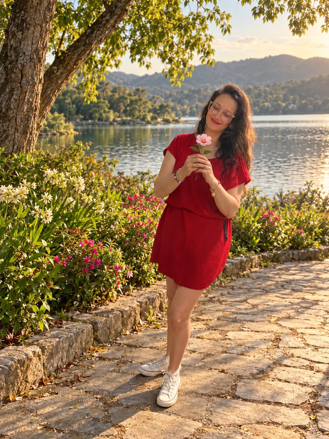 Paola Dufourt, terapeuta holística, junto al lago al atardecer